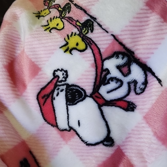 Brand new Berkshire Peanuts Snoopy Pink Holiday Blanket - Picture 4 of 8